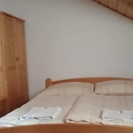 库科利巴斯特凡膳食公寓 3*